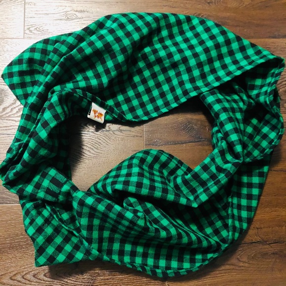 Green loop scarf - Picture 1 of 3